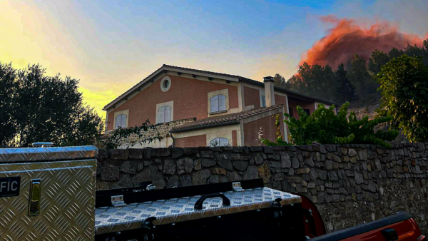 Incendies provoqués par un braséro dans l'Aude : les images aériennes "saisissantes" des dégâts et du rôle de coupe-feu des vignes