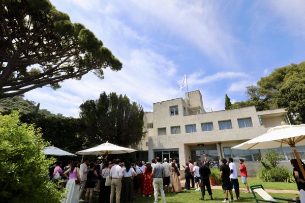"On a décidé de réduire la voilure afin d'envoyer un signal fort", annonce le directeur par intérim de la Villa Noailles