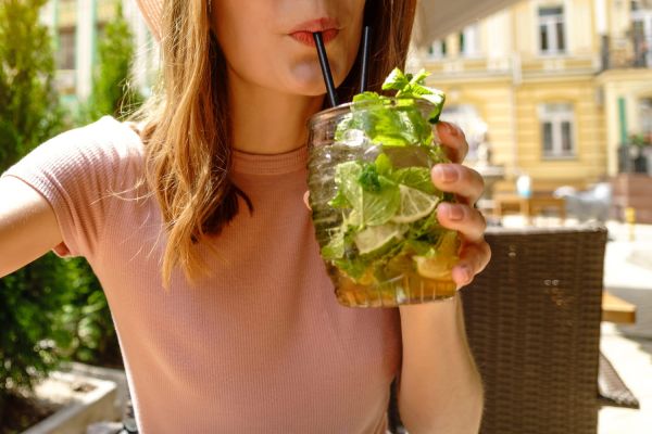 Elle boit un simple cocktail en terrasse et finit aux Urgences : "J'ai souffert pendant 2 mois"
