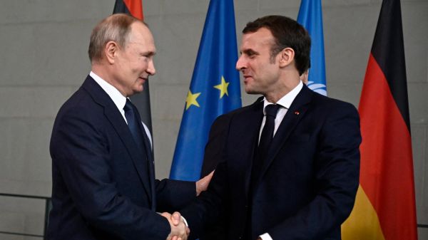 Ce qu'Emmanuel Macron et Vladimir Poutine se sont dit pour leur premier appel en trois ans