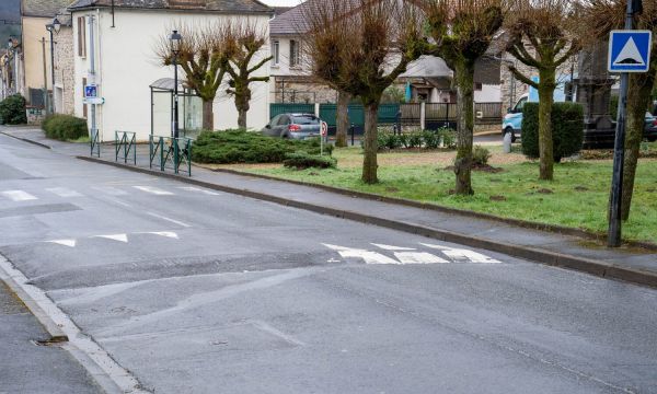 Ce dos d'âne français est tellement immense que certains usagers de la route décollent en le prenant