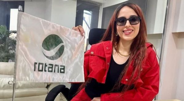 Nermine Sfar rejoint Rotana et annonce son premier album “Ala Rayek”