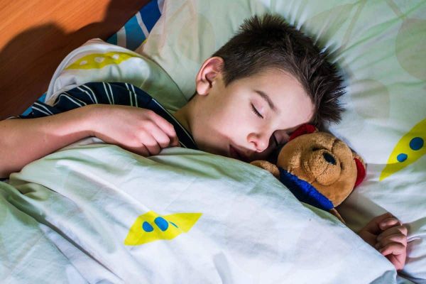 Les pédiatres s'alarment : cet objet que votre enfant serre contre lui pour dormir est 2 fois plus sale qu'une cuvette de toilettes