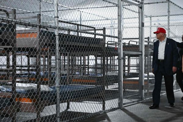 Trump visite l'«Alcatraz des alligators» et se moque des immigrés clandestins