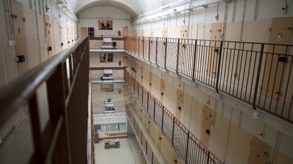 "On craint des problèmes sanitaires": en prison, la surpopulation en pleine canicule inquiète