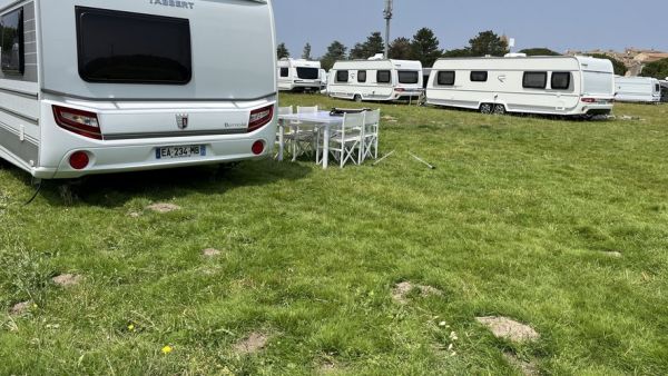 Ils découvrent 250 caravanes sur leur terrain agricole : des agriculteurs dénoncent l'installation illégale de gens du voyage