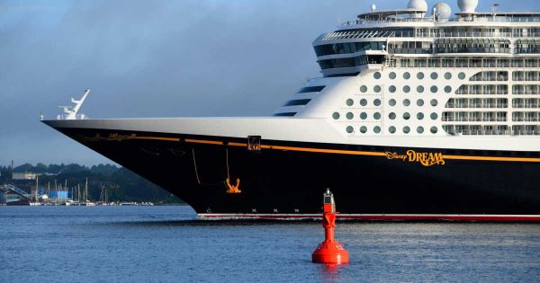 Une petite fille tombe d'un paquebot lors d'une croisière Disney, son père se jette à l'eau pour la secourir