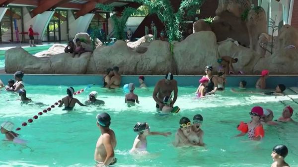 Yonne : à Joigny, la piscine et le cinéma pour faire face à la canicule