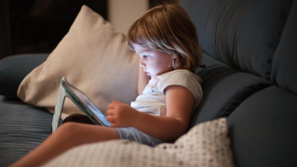 Les moins de 3 ans privés d'écran dans les lieux d'accueil des enfants à partir de ce jeudi