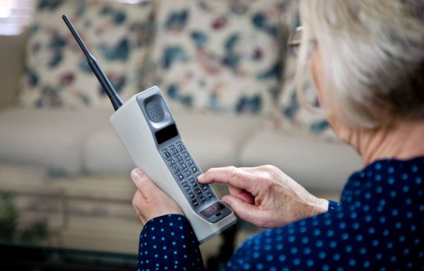 D'à peine portables à mini-ordinateurs, les cellulaires fêtent leurs 40 ans au Canada