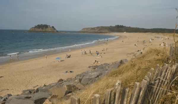 Saint-Malo. Route de l'anse du Guesclin : un littoral sacrifié au nom du climat ? [Vidéo]