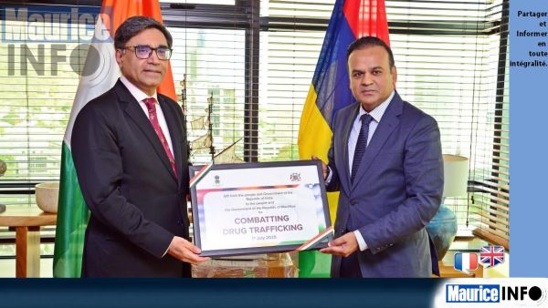Remise de matériel de lutte contre les stupéfiants par le secrétaire d'État aux Affaires étrangères de l’Inde
