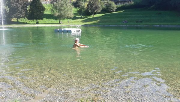 Catherine est venue de bonne heure nager dans le plan d'eau de Flumet