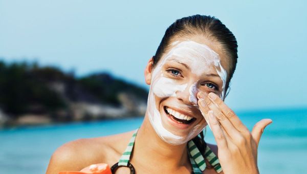 Crèmes solaires, tissu anti-UV : comment bien se protéger du soleil en été ?