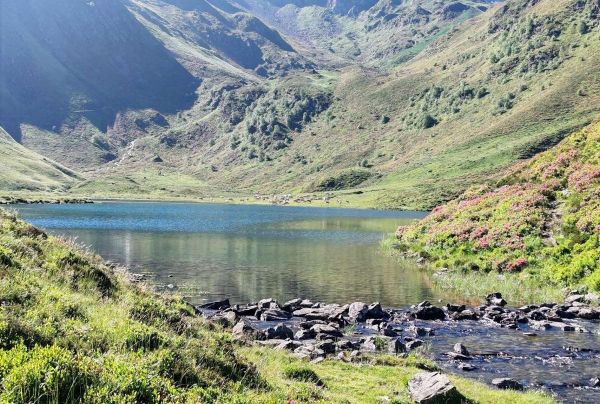 Randonnée dans les Pyrénées : le lac d'Isaby, un havre de paix pour pêcheurs et promeneurs