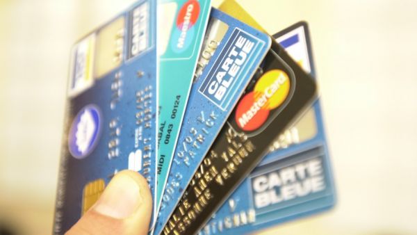 Pris la main dans le plat... : le client d'un restaurant tente de régler l'addition avec des cartes bancaires volées à Montpellier