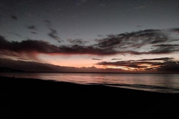 La Réunion : un ciel lumineux, quelques nuages, du vent et de la houle