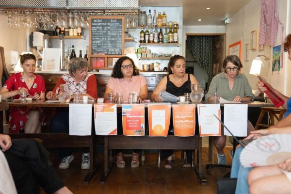 "Montrons que ce sont les femmes qui peuvent accueillir les hommes et non l'inverse" : avec "l'appel des 69", des femmes s'unissent pour rassembler la gauche