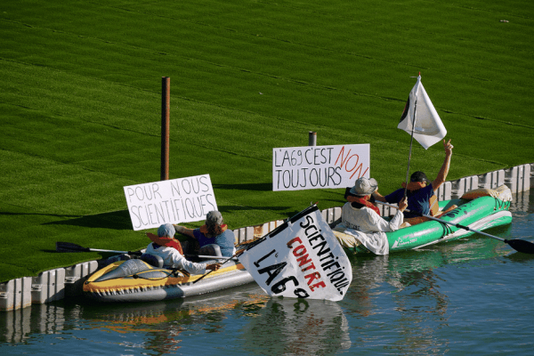 "A69, c'est toujours non !" : des scientifiques en canoë sur la Garonne pour rappeler leur opposition à l'autoroute