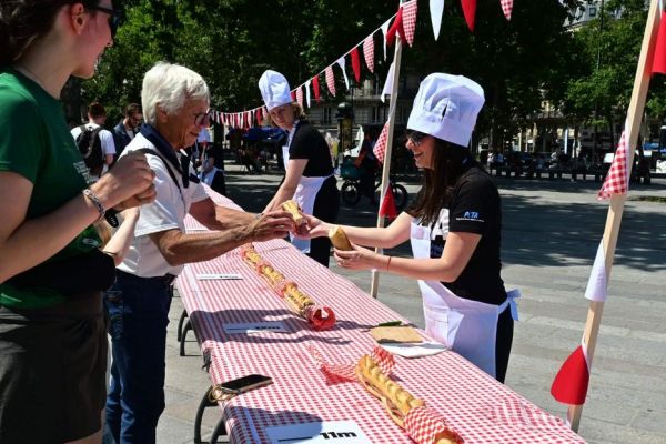 À Paris, une Corse déroule un jambon-beurre de 23 mètres... Sans jambon ni beurre