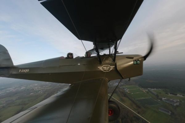 "On retrouve les sensations du pilotage à l'ancienne", une réplique du Stampe des années 30 à l'aéro-club du Mans