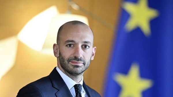 Taxes de Donald Trump : "Les négociations continuent, mais l'Europe a les moyens de se défendre", annonce le ministre Benjamin Haddad
