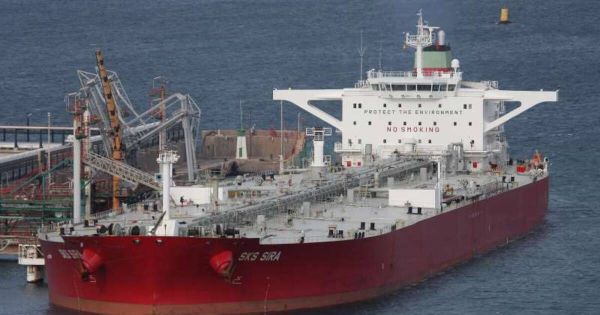«Impossible de savoir ce qu'il se passe à l'intérieur» : au large des côtes françaises, un tanker transportant du pétrole russe est figé depuis deux mois