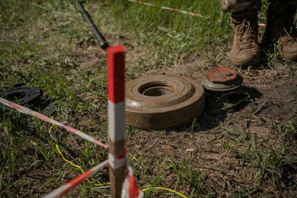 Déminer l'Ukraine, du râteau au drone