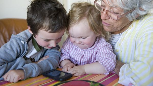 Téléphone, tablette, télévision : les écrans interdits au moins de 3 ans dans les lieux d'accueil à partir de ce jeudi