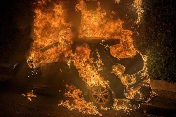 Un mort brûlé dans sa voiture après une sortie de route