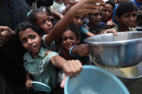 Alors que des bébés meurent de faim à Gaza, Israël continue de restreindre l'entrée du lait infantile