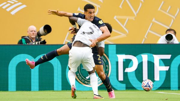 Coupe du monde des clubs: la prise de lutte de Vinicius pour empêcher une relance adverse