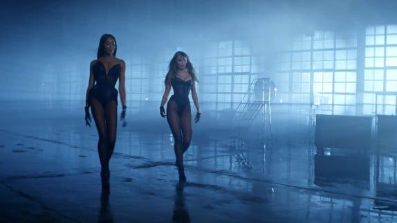 Miley Cyrus invite cette légende des podiums dans son nouveau clip déjà iconique