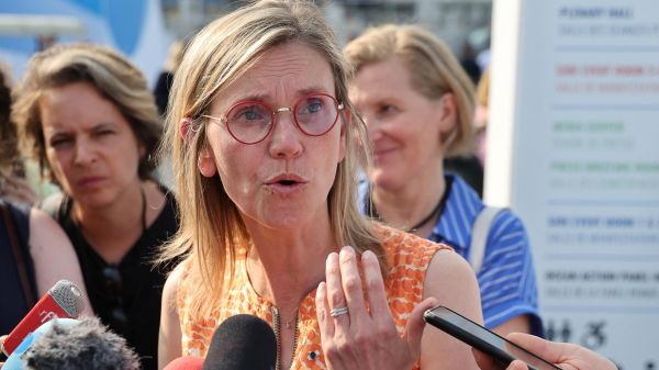 La canicule a causé la mort d'au moins deux personnes, annonce la ministre de la Transition écologique