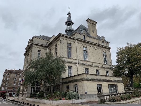 À La Courneuve, un candidat LFI effacé d’une photo : « manipulation » ou simple « erreur » ?