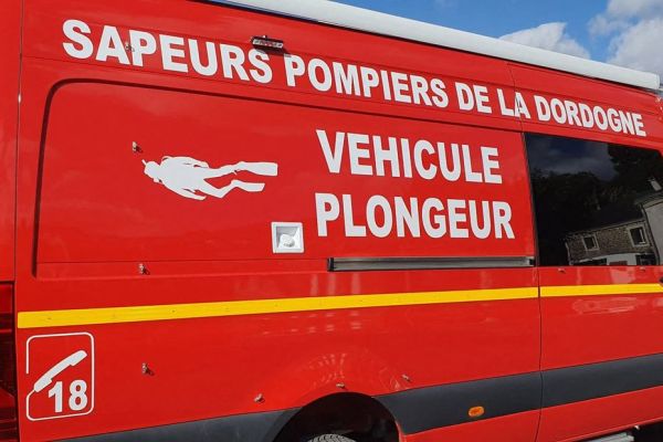 Une femme se renverse et se noie lors d'une sortie en canoë, ses vêtements se sont pris dans des branchages