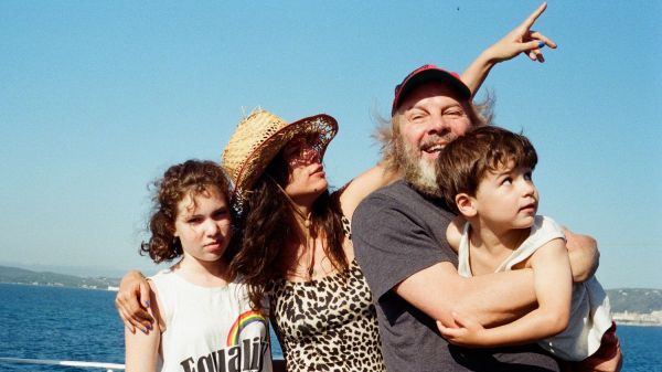 "L'Aventura" : Philippe Katerine en vacances en famille, l'épopée du quotidien selon Sophie Letourneur