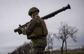 Inquiets de leurs stocks , les États-Unis suspendent leurs livraisons d’armes à l’Ukraine