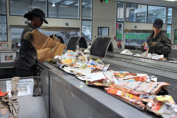"NTI esclavagiste, Suez complice", des travailleurs sans-papiers attaquent en justice les géants du secteur des déchets