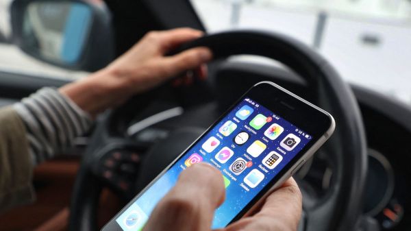 Sécurité routière : les notifications de smartphone doublent le risque d’accident au volant, selon une étude Assurance Prévention