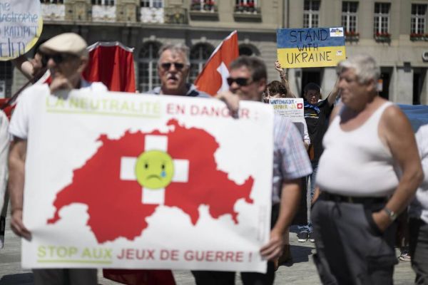 Neutralité: laisser faire le Conseil fédéral