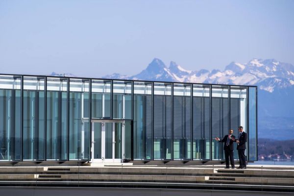 De 3 employés dans un sous-sol à Berne à plus de 700 au bord du lac à Nyon, la success-story de l'UEFA
