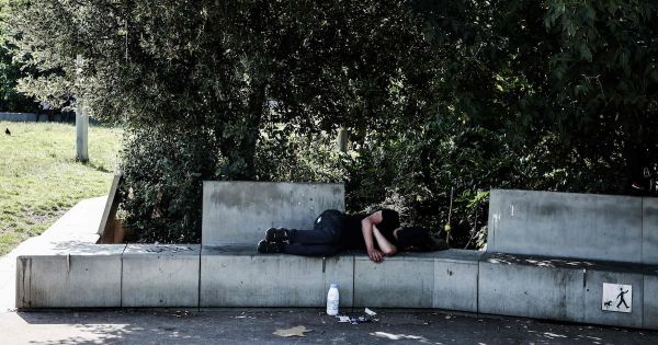 «On serait sortis, on aurait pris vraiment cher» : à Paris, les personnes sans abri ultra-vulnérables face à la canicule