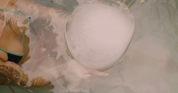 Se rafraîchir avec de l'eau froide en cas de canicule : fausse bonne idée ?