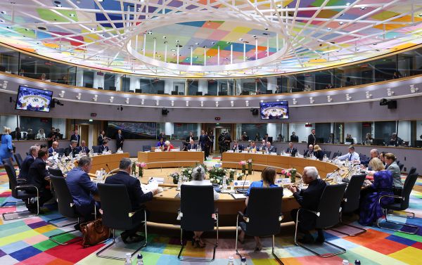Guerre commerciale : face aux pressions de Trump, l'UE partagée entre fermeté et renoncement