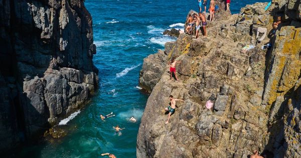 «Cliff jumping» : quand sauter des falaises devient une périlleuse tendance