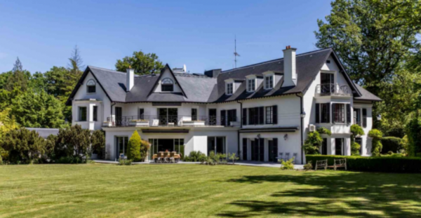 Johnny Hallyday, la maison de Marnes-la-Coquette à 15 millions a enfin été vendue, (beaucoup moins cher) ce que l'on sait sur le nouveau propriétaire
