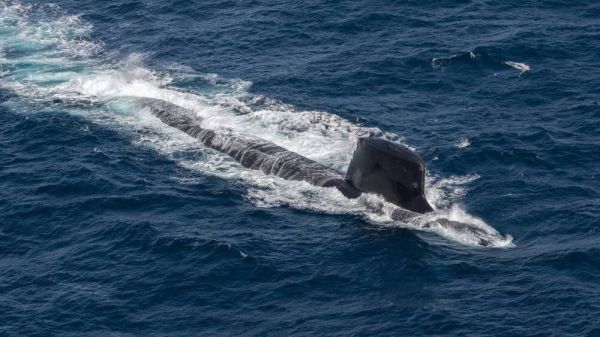 Un sous-marin russe fait surface face à un chalutier français au large de la Bretagne