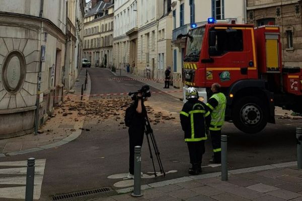 L'IMAGE. Une cheminée s'effondre à Rouen : un périmètre de sécurité mis en place, des rues fermées