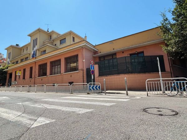 "Totalement abject": Christian Estrosi dénonce la violente agression d'une mamy trafic à Nice
